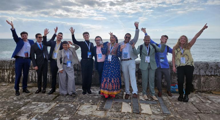 مجموعة من الشباب أثناء حضور منتجى تحالف الحضارات في البرتغال في 2024,